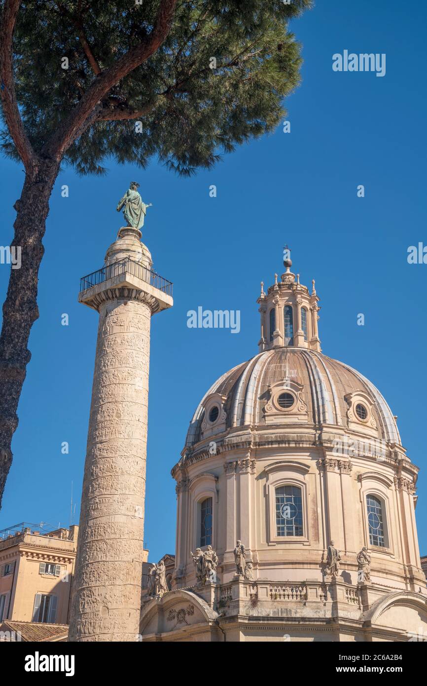 Italie, Latium, Rome, Église du très Saint nom de Marie au Forum de Trajan, Santissimo Nome di Maria al Foro Traiano et colonne de Trajan Banque D'Images