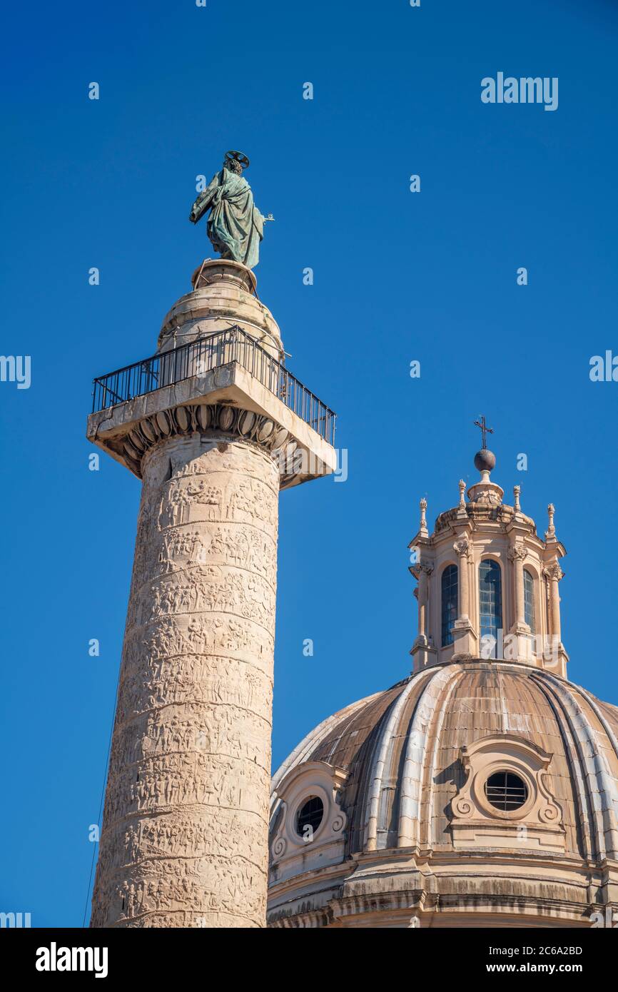 Italie, Latium, Rome, Église du très Saint nom de Marie au Forum de Trajan, Santissimo Nome di Maria al Foro Traiano et colonne de Trajan Banque D'Images