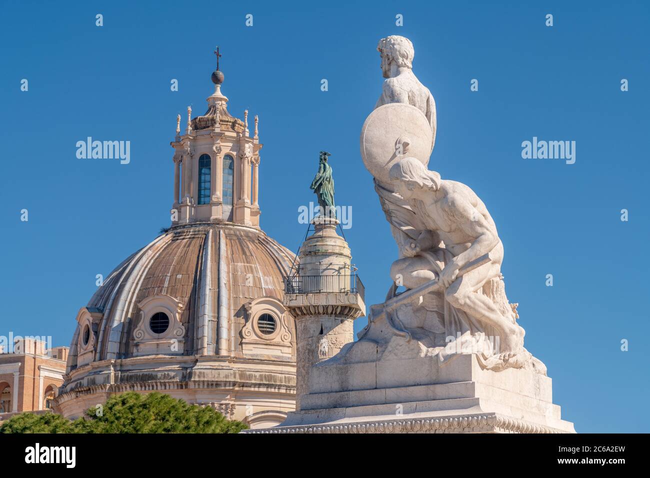 Italie, Latium, Rome, Église du très Saint nom de Marie au Forum de Trajan, Santissimo Nome di Maria al Foro Traiano et colonne de Trajan Banque D'Images