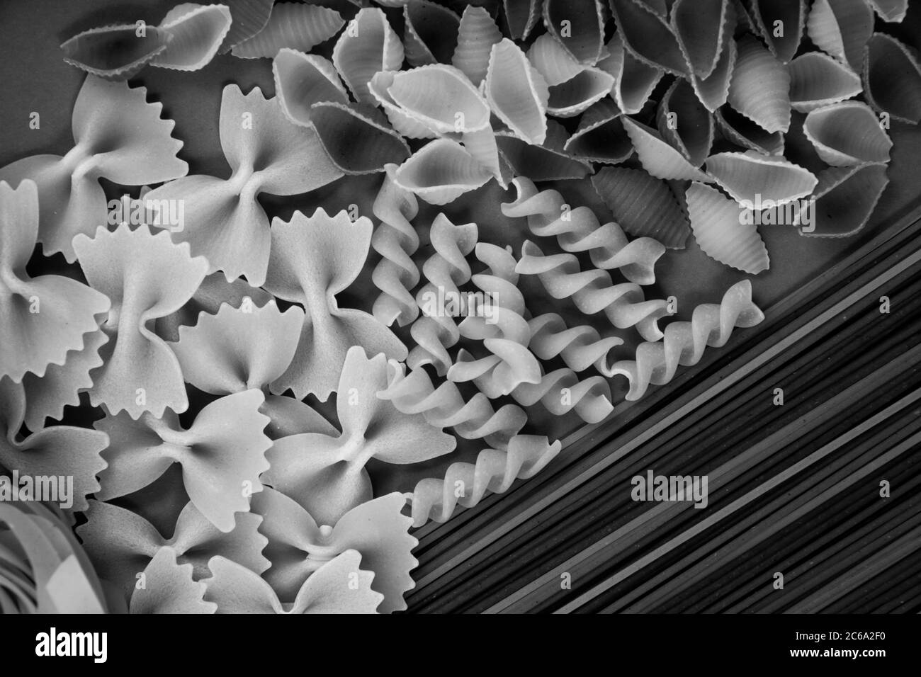 Pâtes simples de formes différentes en noir et blanc. Banque D'Images