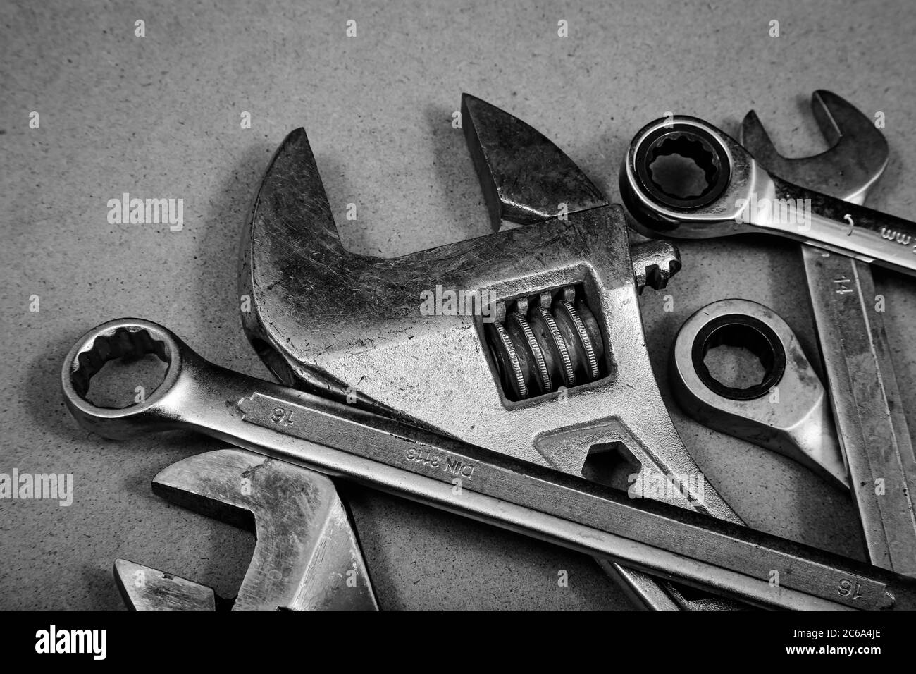 Outils industriels tels que clés à fourche et une variété de clés de gros plan sous forme d'images en couleur et en noir et blanc. Banque D'Images