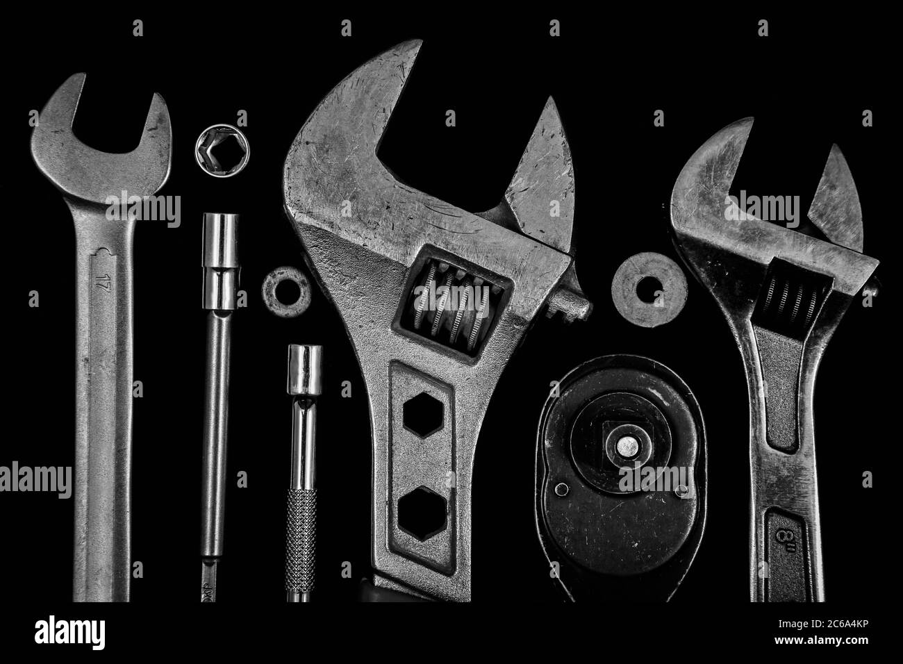 Outils industriels tels que clés à fourche et une variété de clés de gros plan sous forme d'images en couleur et en noir et blanc. Banque D'Images
