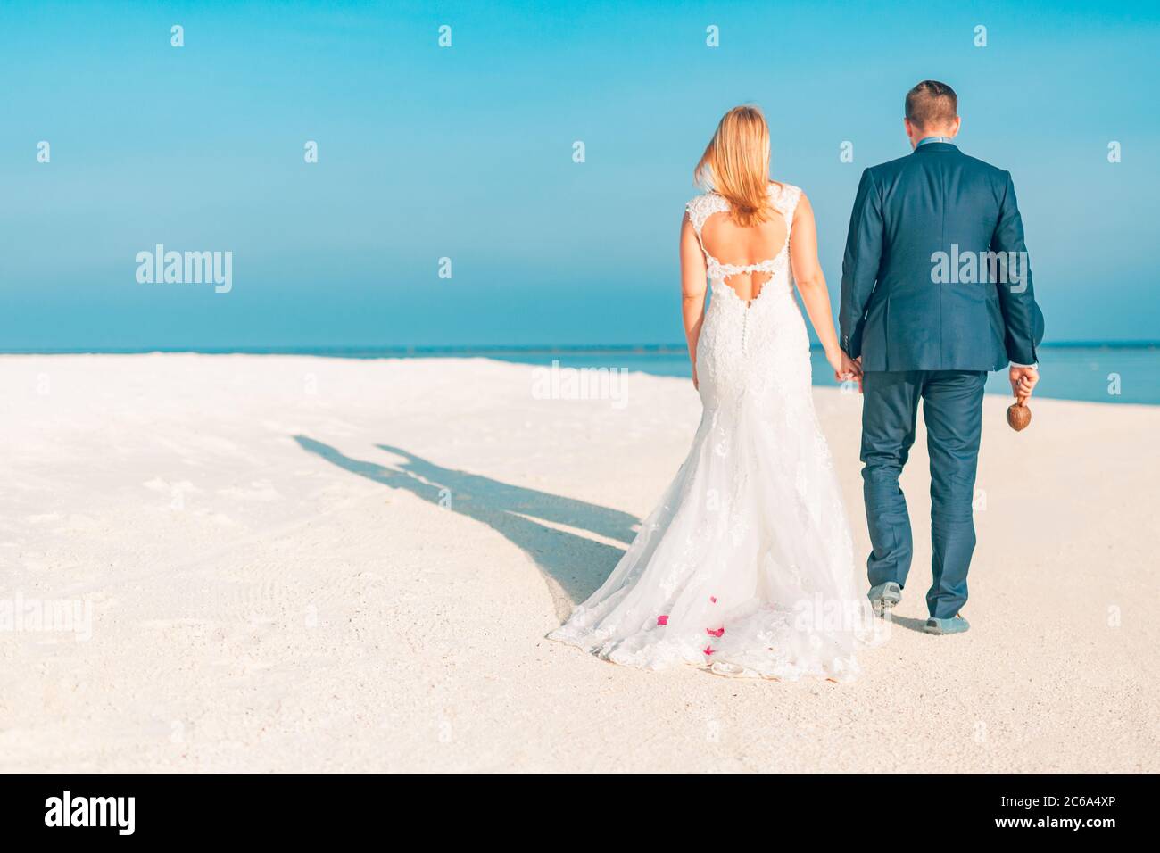 Couple marié qui marche sur la plage tropicale. Destination exotique pour les mariages. Mariage romantique couple sur la plage Banque D'Images