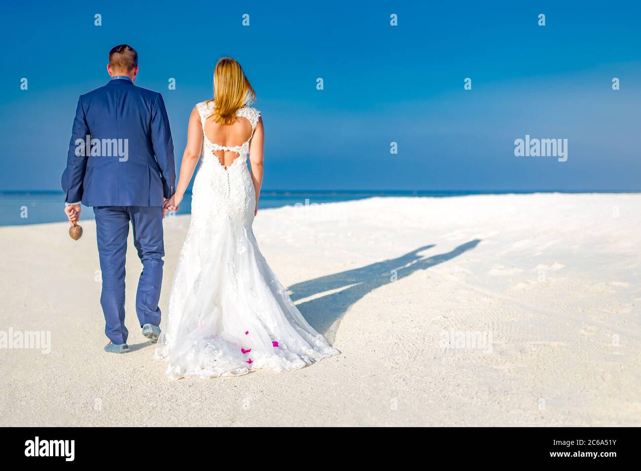 Couple marié qui marche sur la plage tropicale. Destination exotique pour les mariages. Mariage romantique couple sur la plage Banque D'Images