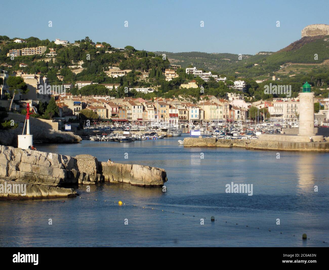 Le village de pêcheurs de Cassis en Provence : le port et le phare, au loin le Mont Gibaou Banque D'Images