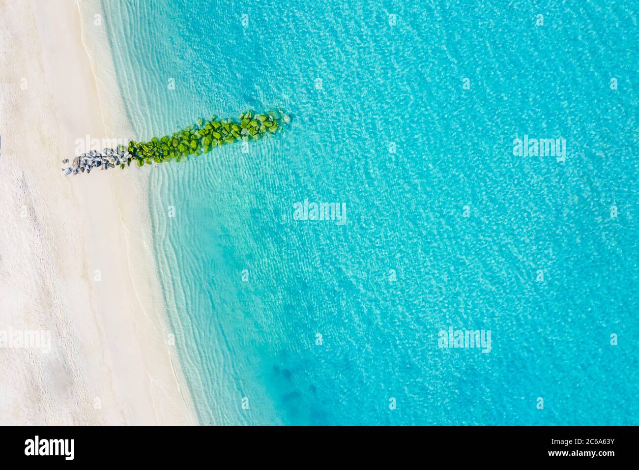 Vue aérienne de plage de sable, vue de dessus d'une belle plage de sable aérienne prise avec les vagues bleues qui se roulent dans le rivage, quelques rochers présents Banque D'Images