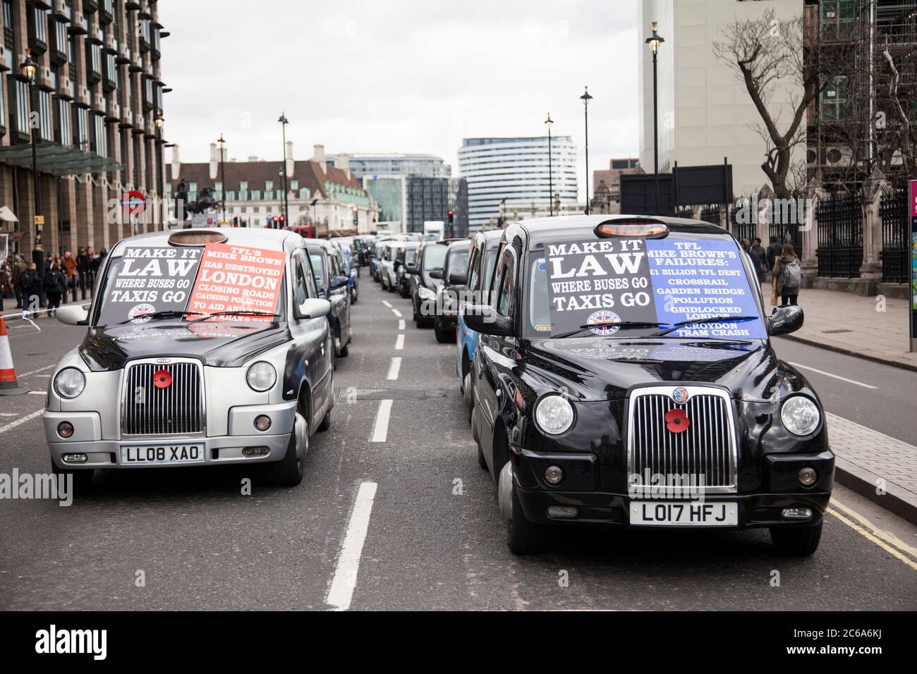 Des taxis bloquent les routes à Westminster pour protester Banque D'Images
