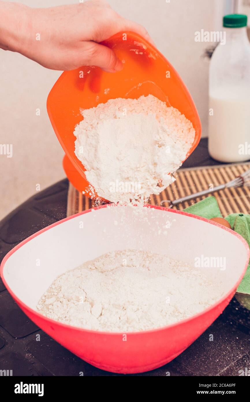 Farine - un produit alimentaire obtenu par broyage des grains de diverses cultures, principalement des céréales Banque D'Images