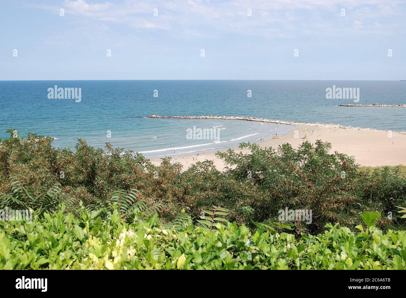 Belle vue sur la plage de Constanta sur la côte de la mer Noire en Roumanie. Banque D'Images