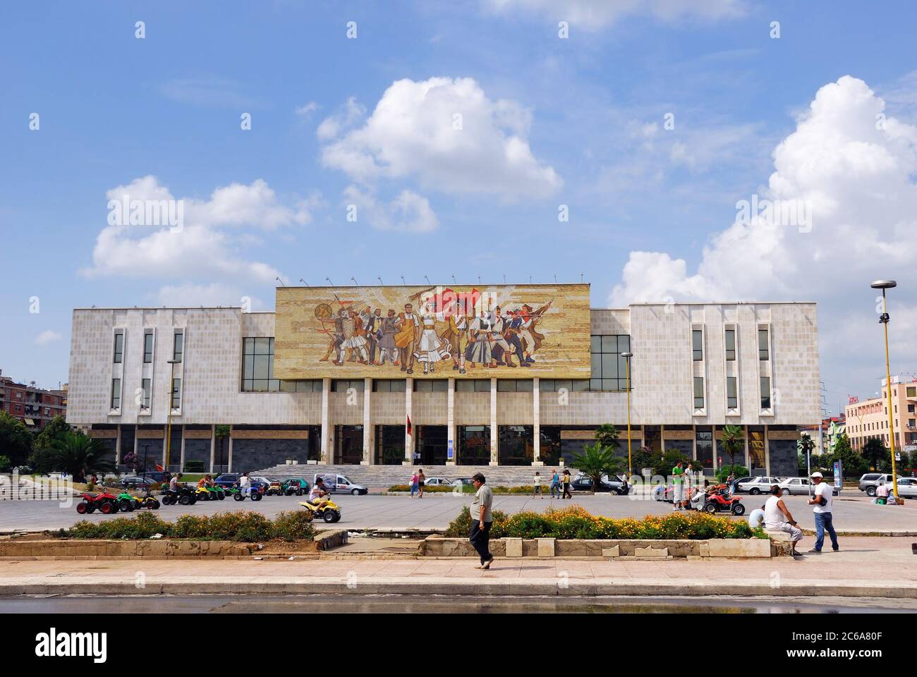 Tirana, Albanie - 14 août 2009 - place centrale et vue sur le musée national d'histoire de Tirana. La façade de la mosaïque représente des figures révolutionnaires Banque D'Images