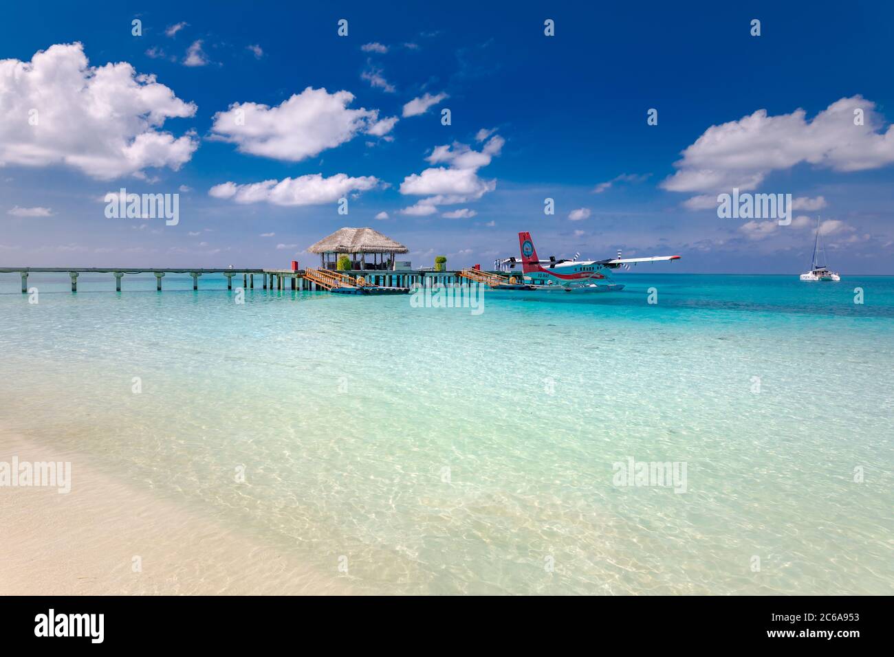 Longue jetée en bois avec hydravion et villa sur l'eau. Vacances et voyages d'été de luxe. Plage idyllique, vue sur la côte. Banque D'Images
