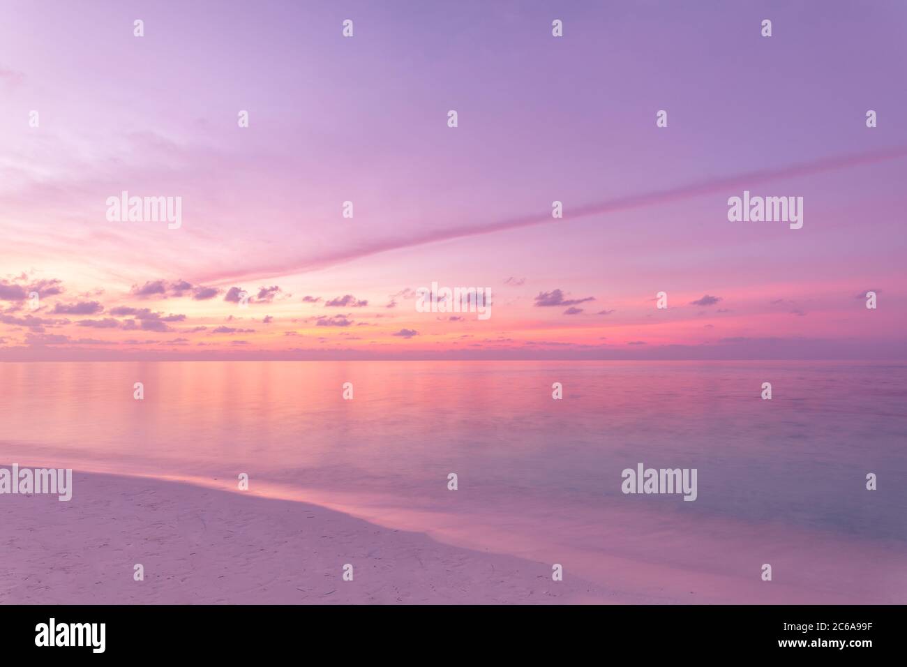 Mer calme avec coucher de soleil et ciel à travers les nuages. Méditation océan et ciel fond. Paysage marin tranquille. Horizon sur l'eau. Banque D'Images