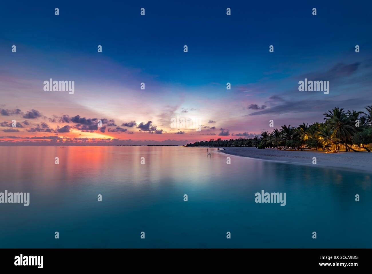 Lever de soleil sur la plage de sable de Palm Tree. Silhouette de palmiers magnifique coucher de soleil sur la mer tropicale fond de plage pour voyager en vacances se détendre île Banque D'Images