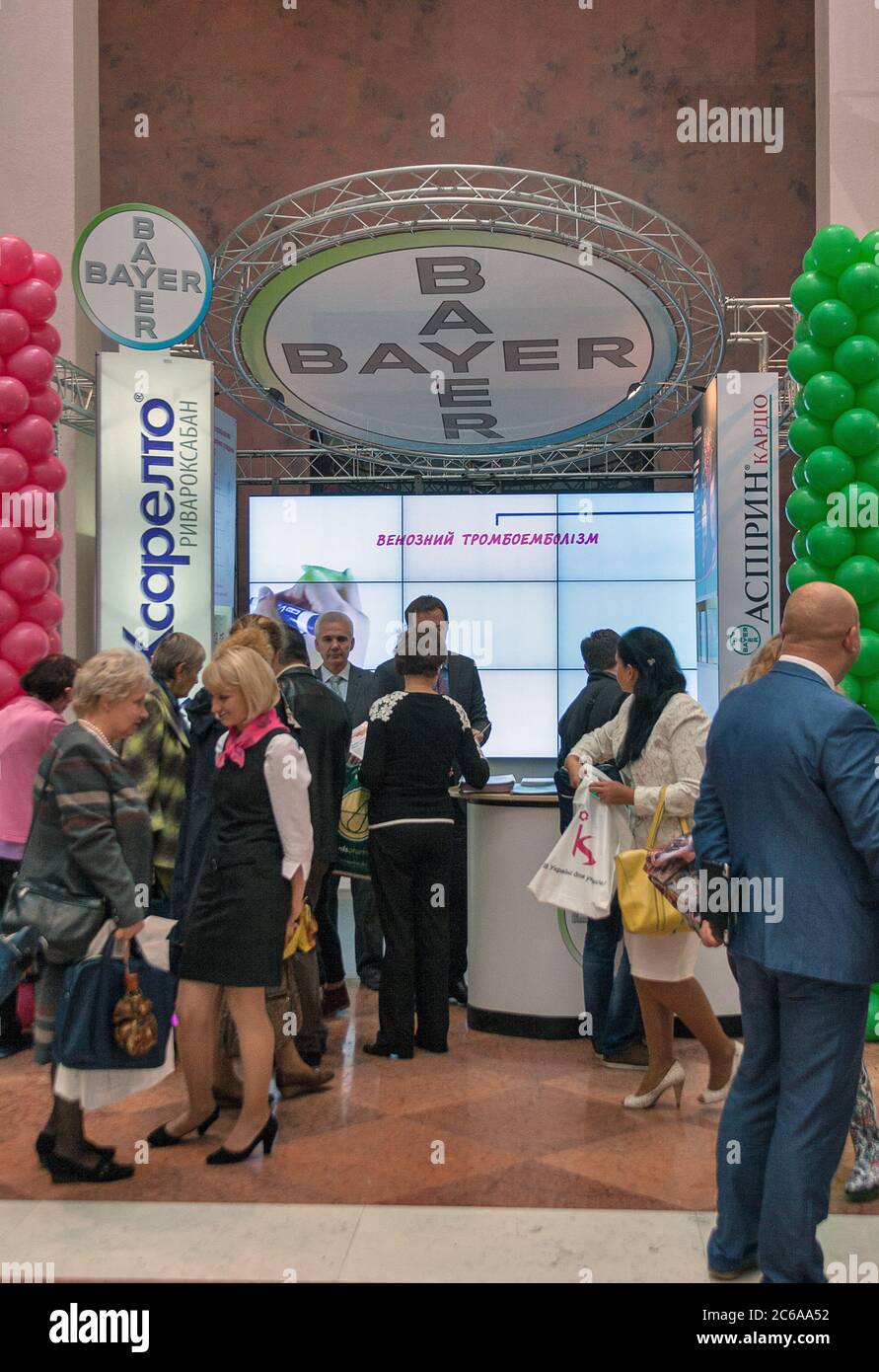 KIEV, UKRAINE - 23 SEPTEMBRE 2014 : visite du stand de la compagnie pharmaceutique allemande Bayer au XV Congrès national des cardiologues au CEN Olimpiyskiy Banque D'Images