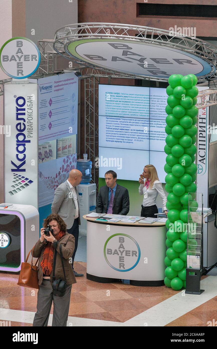 KIEV, UKRAINE - 24 SEPTEMBRE 2014 : visite du stand de la compagnie pharmaceutique allemande Bayer au XV Congrès national des cardiologues au CEN Olympiyskiy Banque D'Images