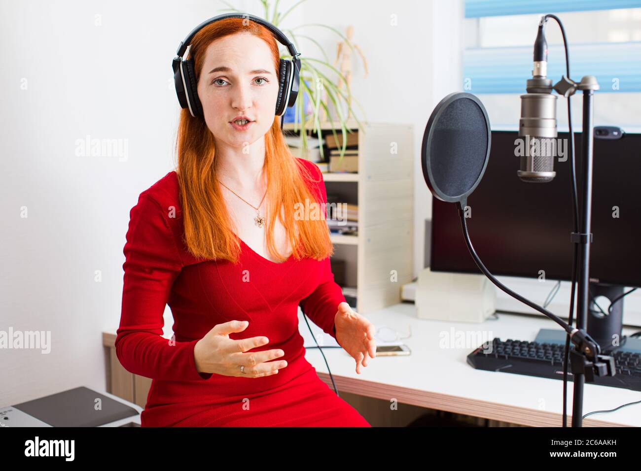 L'annonceur de la radio des trains avant le début de l'émission Banque D'Images