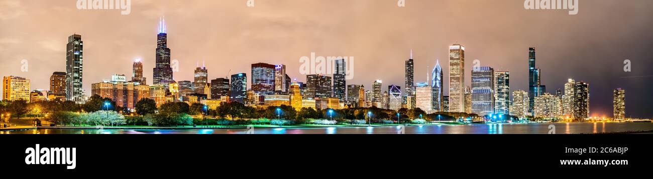 Skyline de nuit de Chicago depuis le lac Michigan Banque D'Images