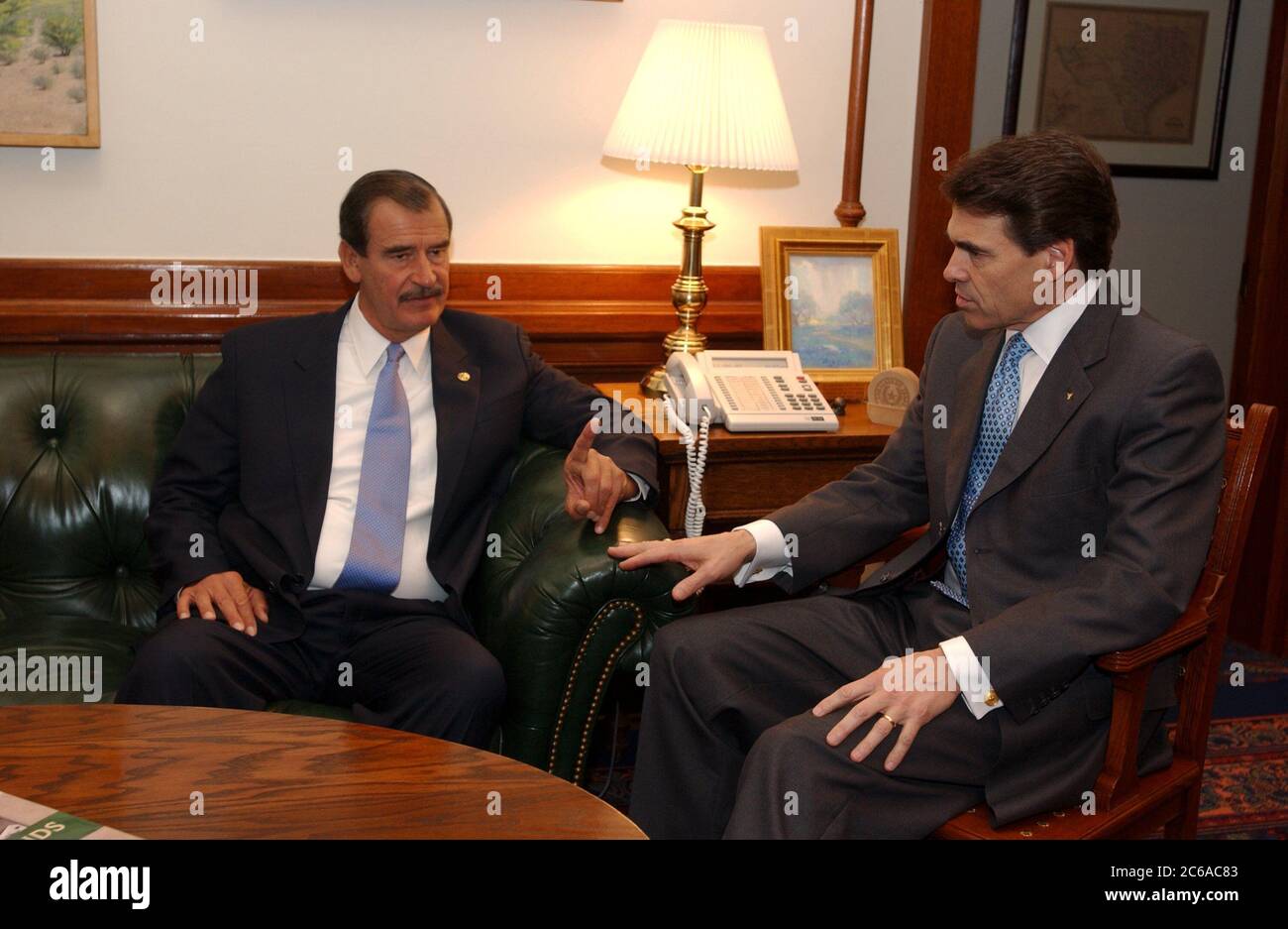 Austin Texas États-Unis, 6 novembre 2003 : le président mexicain Vincente Fox visite le Capitole de l'État du Texas où lui et le gouverneur Rick Perry discutent des droits sur l'eau, de l'immigration et d'autres questions frontalières communes au Texas et au nord du Mexique. ©Bob Daemmrich Banque D'Images