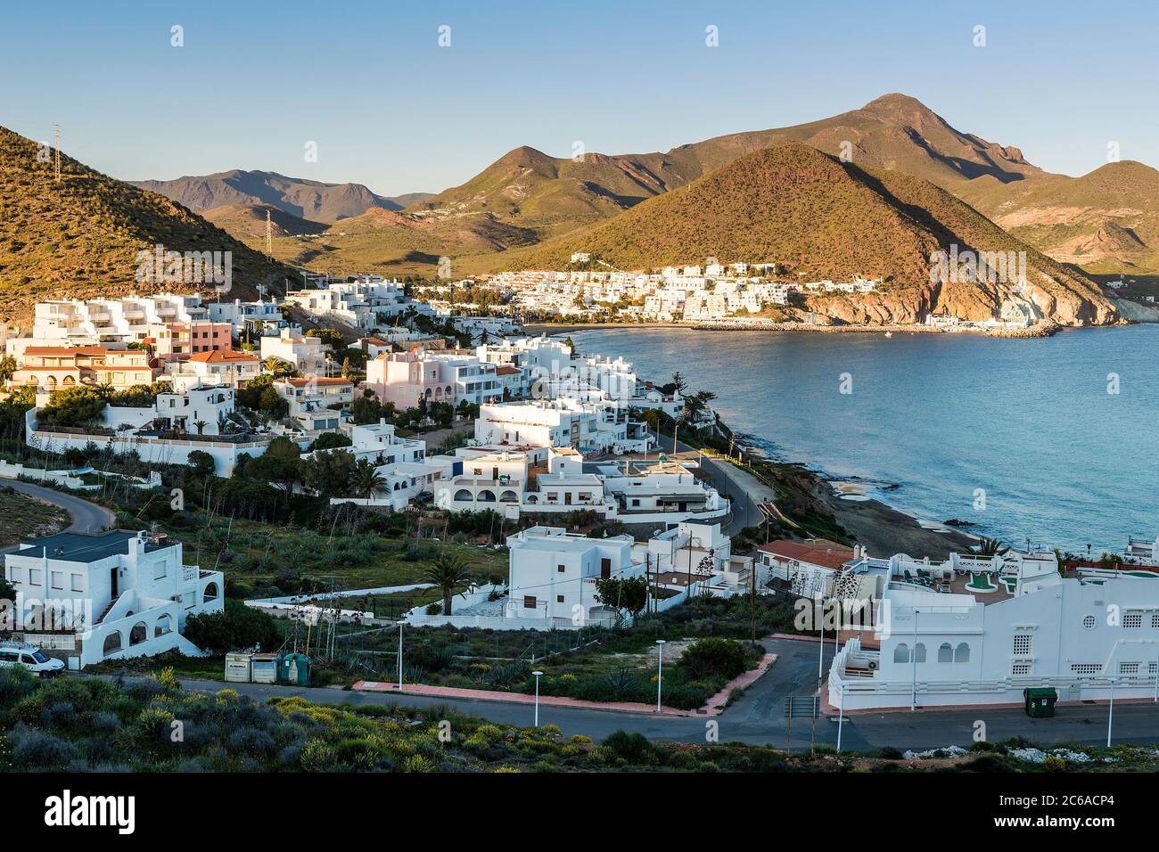 Paysage urbain côtier, San Jose, Costa Almeria, Andalousie, Espagne Banque D'Images