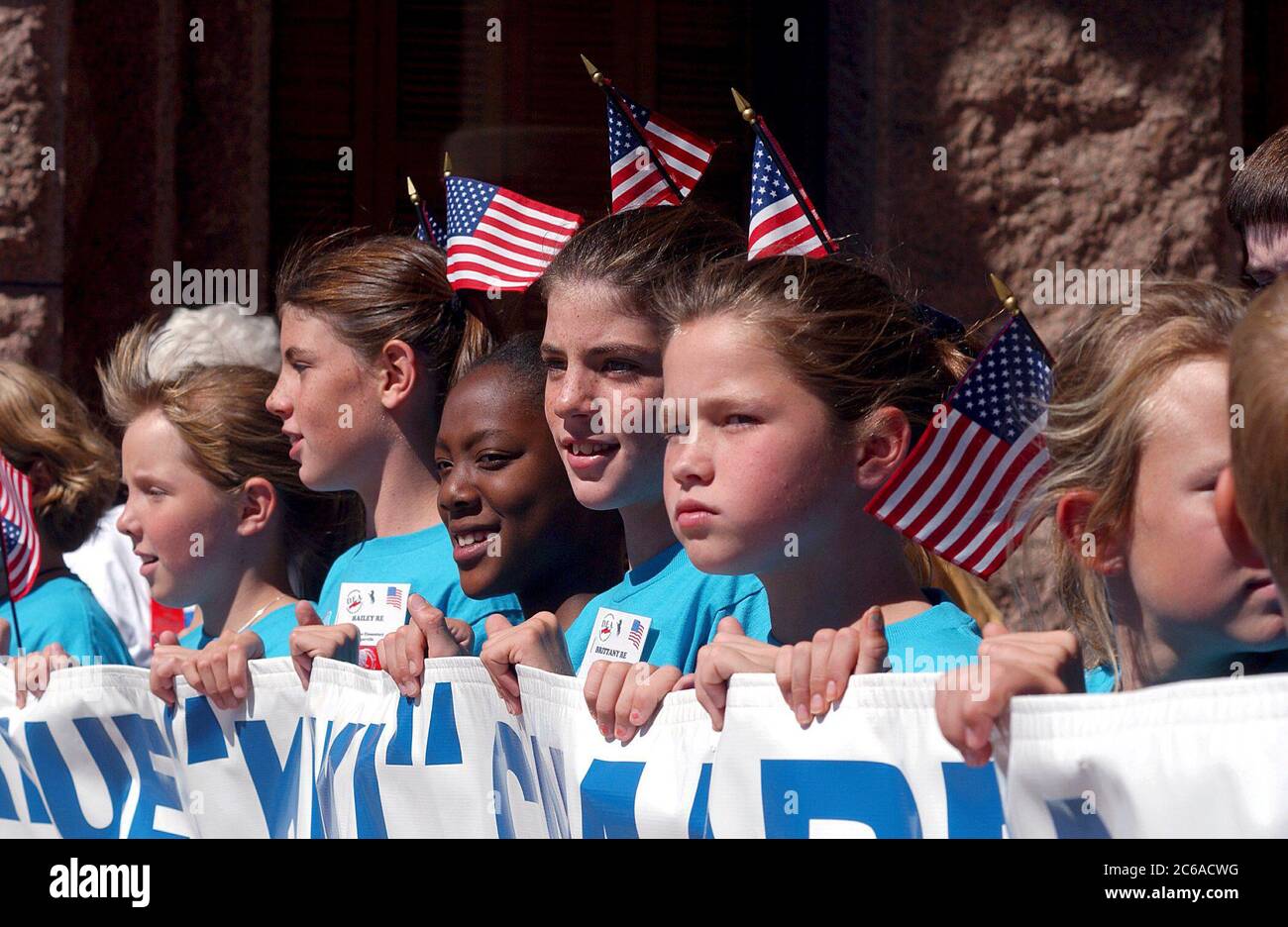 Austin, Texas États-Unis, octobre 17 2001 : des écoliers de tout le Texas tiennent une pancarte au Capitole du Texas lors d'un rassemblement anti-drogue et d'un événement patriotique pour aider les enfants à résister à la drogue et à la pression des pairs. L'événement est en l'honneur de Kiki Camarena, un agent de la Drug Enforcement Administration tué en service au Mexique en 1995. ©Bob Daemmrich Banque D'Images