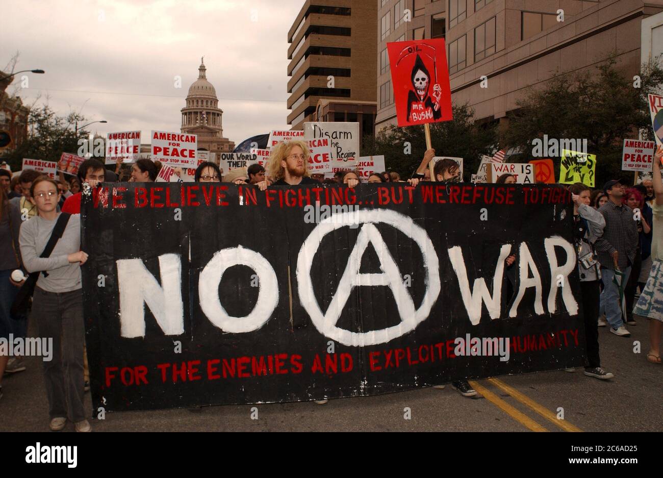 Austin, Texas États-Unis, 15 février 2003 : des manifestants anti-guerre se rassemblent dans la capitale du Texas alors que des millions de personnes se rassemblent dans le monde entier pour protester contre la guerre imminente des États-Unis contre l'Irak. Ce fut l'une des plus grandes manifestations politiques de l'histoire du Texas. Les manifestants de tous âges portaient des costumes. Il portait des panneaux de protestation faits maison et des tambours cognés, rappelant les rassemblements anti-guerre américains des années 1960 ©Bob Daemmrich Banque D'Images Austin, Texas États-Unis, 15 février 2003 : des manifestants anti-guerre se rassemblent dans la capitale du Texas alors que des millions de personnes se rassemblent dans le monde entier pour protester contre la guerre imminente des États-Unis contre l'Irak. Ce fut l'une des plus grandes manifestations politiques de l'histoire du Texas. Les manifestants de tous âges portaient des costumes. Il portait des panneaux de protestation faits maison et des tambours cognés, rappelant les rassemblements anti-guerre américains des années 1960 ©Bob Daemmrich Banque D'Images