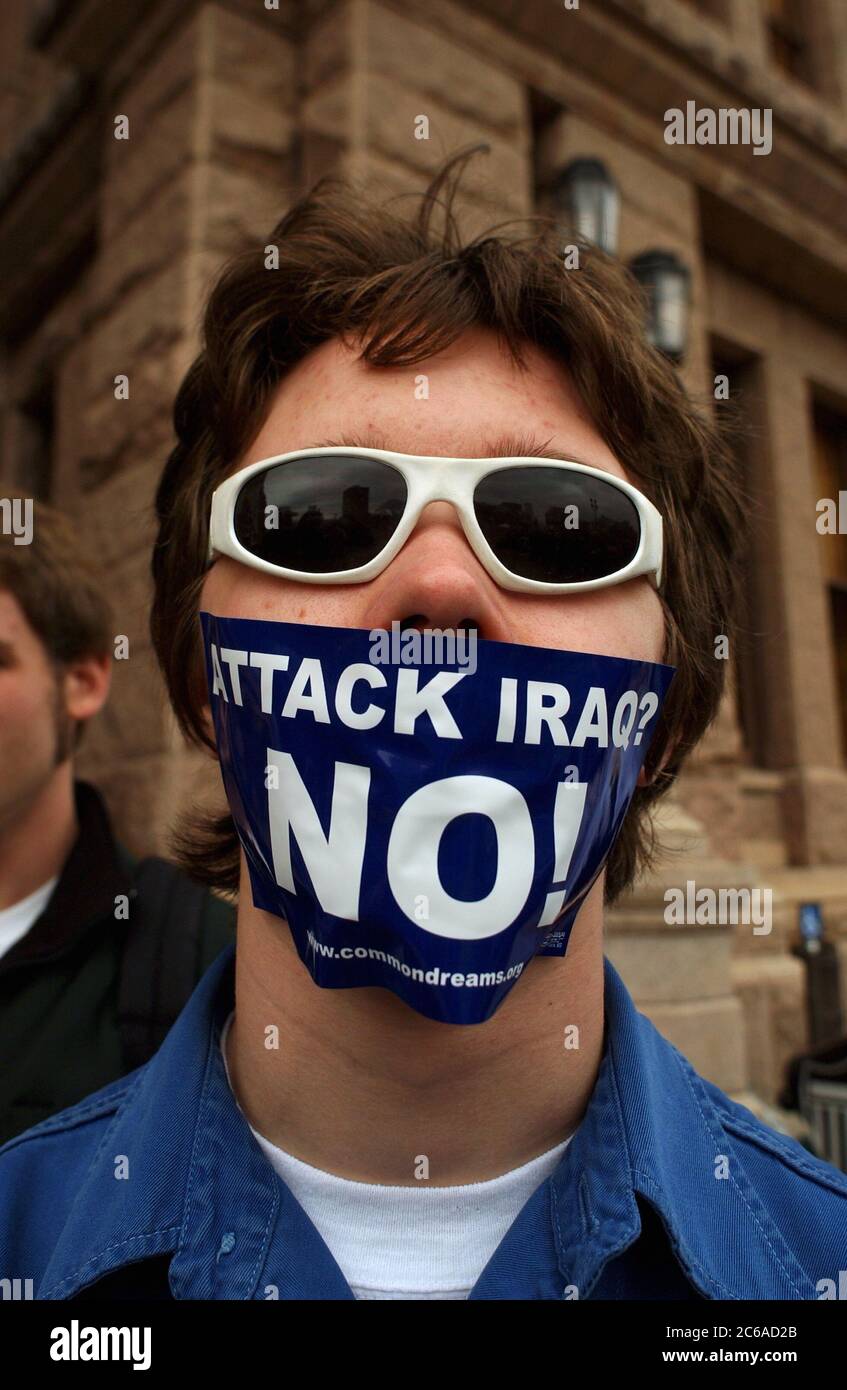 Austin, Texas États-Unis, 15 février 2003 : des manifestants anti-guerre se rassemblent dans la capitale du Texas alors que des millions de personnes se rassemblent dans le monde entier pour protester contre la guerre imminente des États-Unis contre l'Irak. Ce fut l'une des plus grandes manifestations politiques de l'histoire du Texas. Les manifestants de tous âges portaient des costumes. Il portait des panneaux de protestation faits maison et des tambours cognés, rappelant les rassemblements anti-guerre américains des années 1960 ©Bob Daemmrich Banque D'Images Austin, Texas États-Unis, 15 février 2003 : des manifestants anti-guerre se rassemblent dans la capitale du Texas alors que des millions de personnes se rassemblent dans le monde entier pour protester contre la guerre imminente des États-Unis contre l'Irak. Ce fut l'une des plus grandes manifestations politiques de l'histoire du Texas. Les manifestants de tous âges portaient des costumes. Il portait des panneaux de protestation faits maison et des tambours cognés, rappelant les rassemblements anti-guerre américains des années 1960 ©Bob Daemmrich Banque D'Images