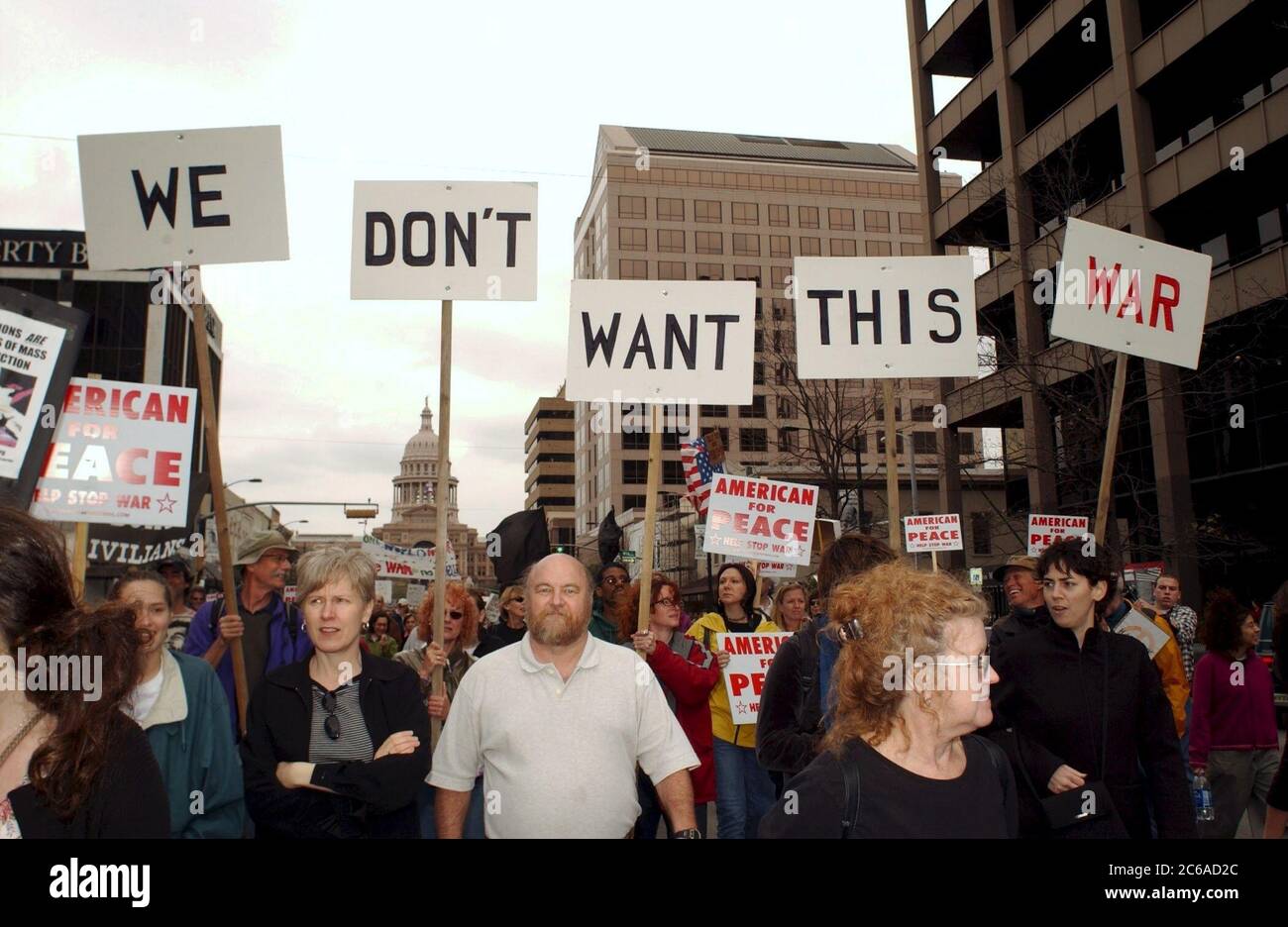 Austin, Texas États-Unis, 15 février 2003 : des manifestants anti-guerre se rassemblent dans la capitale du Texas alors que des millions de personnes se rassemblent dans le monde entier pour protester contre la guerre imminente des États-Unis contre l'Irak. Ce fut l'une des plus grandes manifestations politiques de l'histoire du Texas. Les manifestants de tous âges portaient des costumes. Il portait des panneaux de protestation faits maison et des tambours cognés, rappelant les rassemblements anti-guerre américains des années 1960 ©Bob Daemmrich Banque D'Images Austin, Texas États-Unis, 15 février 2003 : des manifestants anti-guerre se rassemblent dans la capitale du Texas alors que des millions de personnes se rassemblent dans le monde entier pour protester contre la guerre imminente des États-Unis contre l'Irak. Ce fut l'une des plus grandes manifestations politiques de l'histoire du Texas. Les manifestants de tous âges portaient des costumes. Il portait des panneaux de protestation faits maison et des tambours cognés, rappelant les rassemblements anti-guerre américains des années 1960 ©Bob Daemmrich Banque D'Images