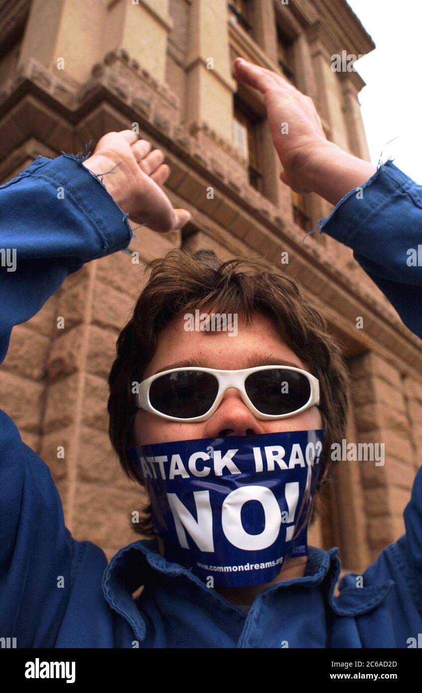 Austin, Texas États-Unis, 15 février 2003 : des manifestants anti-guerre se rassemblent dans la capitale du Texas alors que des millions de personnes se rassemblent dans le monde entier pour protester contre la guerre imminente des États-Unis contre l'Irak. Ce fut l'une des plus grandes manifestations politiques de l'histoire du Texas. Les manifestants de tous âges portaient des costumes. Il portait des panneaux de protestation faits maison et des tambours cognés, rappelant les rassemblements anti-guerre américains des années 1960 ©Bob Daemmrich Banque D'Images