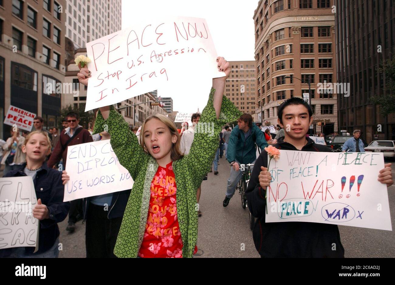 Austin, Texas États-Unis, 15 février 2003 : des manifestants anti-guerre se rassemblent dans la capitale du Texas alors que des millions de personnes se rassemblent dans le monde entier pour protester contre la guerre imminente des États-Unis contre l'Irak. Ce fut l'une des plus grandes manifestations politiques de l'histoire du Texas. Les manifestants de tous âges portaient des costumes. Il portait des panneaux de protestation faits maison et des tambours cognés, rappelant les rassemblements anti-guerre américains des années 1960 ©Bob Daemmrich Banque D'Images Austin, Texas États-Unis, 15 février 2003 : des manifestants anti-guerre se rassemblent dans la capitale du Texas alors que des millions de personnes se rassemblent dans le monde entier pour protester contre la guerre imminente des États-Unis contre l'Irak. Ce fut l'une des plus grandes manifestations politiques de l'histoire du Texas. Les manifestants de tous âges portaient des costumes. Il portait des panneaux de protestation faits maison et des tambours cognés, rappelant les rassemblements anti-guerre américains des années 1960 ©Bob Daemmrich Banque D'Images