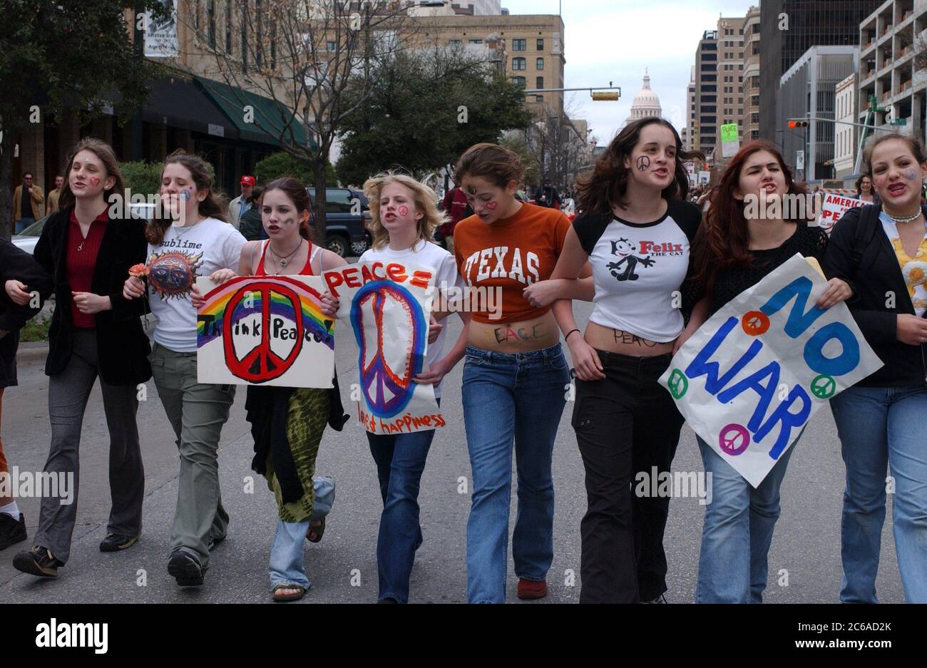 Austin, Texas États-Unis, 15 février 2003 : des manifestants anti-guerre se rassemblent dans la capitale du Texas alors que des millions de personnes se rassemblent dans le monde entier pour protester contre la guerre imminente des États-Unis contre l'Irak. Ce fut l'une des plus grandes manifestations politiques de l'histoire du Texas. Les manifestants de tous âges portaient des costumes. Il portait des panneaux de protestation faits maison et des tambours cognés, rappelant les rassemblements anti-guerre américains des années 1960 ©Bob Daemmrich Banque D'Images
