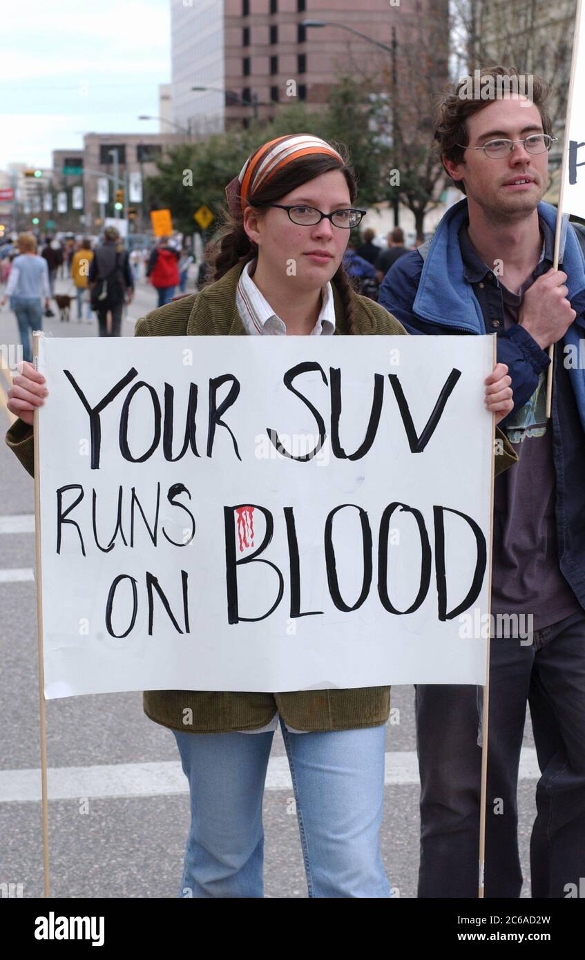 Austin, Texas États-Unis, 15 février 2003 : des manifestants anti-guerre se rassemblent dans la capitale du Texas alors que des millions de personnes se rassemblent dans le monde entier pour protester contre la guerre imminente des États-Unis contre l'Irak. Ce fut l'une des plus grandes manifestations politiques de l'histoire du Texas. Les manifestants de tous âges portaient des costumes. Il portait des panneaux de protestation faits maison et des tambours cognés, rappelant les rassemblements anti-guerre américains des années 1960 ©Bob Daemmrich Banque D'Images