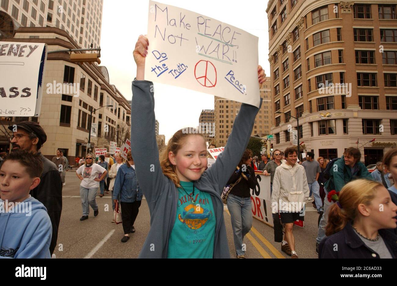 Austin, Texas États-Unis, 15 février 2003 : des manifestants anti-guerre se rassemblent dans la capitale du Texas alors que des millions de personnes se rassemblent dans le monde entier pour protester contre la guerre imminente des États-Unis contre l'Irak. Ce fut l'une des plus grandes manifestations politiques de l'histoire du Texas. Les manifestants de tous âges portaient des costumes. Il portait des panneaux de protestation faits maison et des tambours cognés, rappelant les rassemblements anti-guerre américains des années 1960 ©Bob Daemmrich Banque D'Images Austin, Texas États-Unis, 15 février 2003 : des manifestants anti-guerre se rassemblent dans la capitale du Texas alors que des millions de personnes se rassemblent dans le monde entier pour protester contre la guerre imminente des États-Unis contre l'Irak. Ce fut l'une des plus grandes manifestations politiques de l'histoire du Texas. Les manifestants de tous âges portaient des costumes. Il portait des panneaux de protestation faits maison et des tambours cognés, rappelant les rassemblements anti-guerre américains des années 1960 ©Bob Daemmrich Banque D'Images