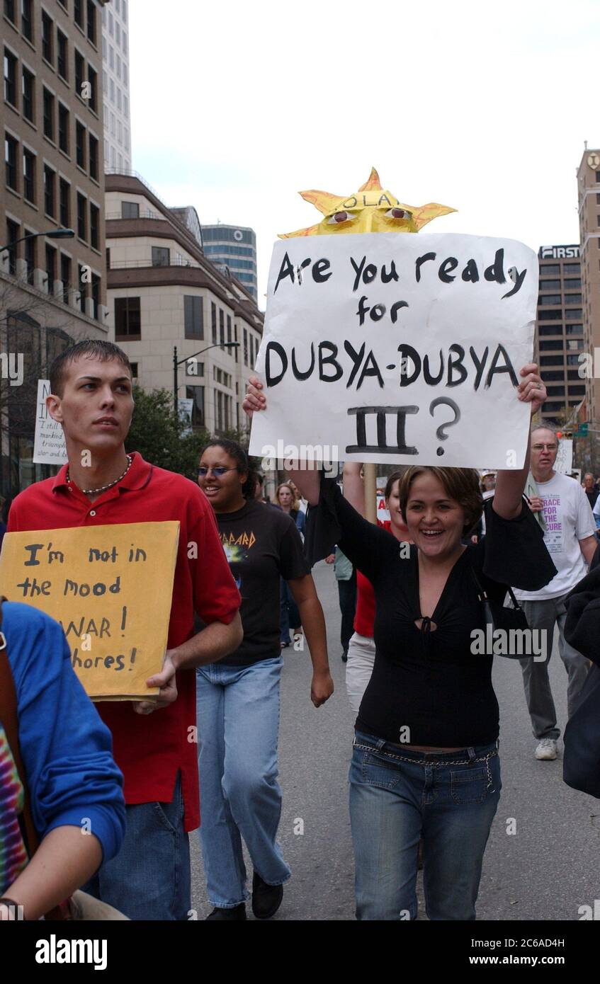 Austin, Texas États-Unis, 15 février 2003 : des manifestants anti-guerre se rassemblent dans la capitale du Texas alors que des millions de personnes se rassemblent dans le monde entier pour protester contre la guerre imminente des États-Unis contre l'Irak. Ce fut l'une des plus grandes manifestations politiques de l'histoire du Texas. Les manifestants de tous âges portaient des costumes. Il portait des panneaux de protestation faits maison et des tambours cognés, rappelant les rassemblements anti-guerre américains des années 1960 ©Bob Daemmrich Banque D'Images Austin, Texas États-Unis, 15 février 2003 : des manifestants anti-guerre se rassemblent dans la capitale du Texas alors que des millions de personnes se rassemblent dans le monde entier pour protester contre la guerre imminente des États-Unis contre l'Irak. Ce fut l'une des plus grandes manifestations politiques de l'histoire du Texas. Les manifestants de tous âges portaient des costumes. Il portait des panneaux de protestation faits maison et des tambours cognés, rappelant les rassemblements anti-guerre américains des années 1960 ©Bob Daemmrich Banque D'Images