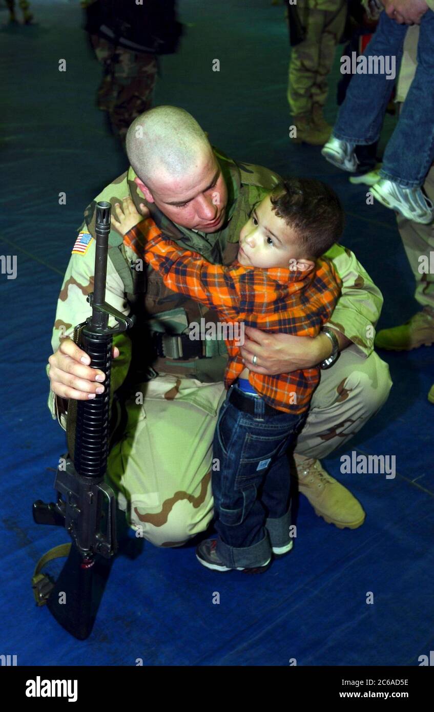 Fort Hood, Texas mars 23 2003 : membre des États-Unis Le Commandement de soutien du 13e corps de l'armée (COSCOM) basé à fort Hood dit au revoir à un jeune garçon après que son unité a reçu des ordres de déploiement vendredi. Les troupes fourniront un soutien logistique et médical aux unités de combat basées dans le golfe Persique. ©Bob Daemmrich Banque D'Images