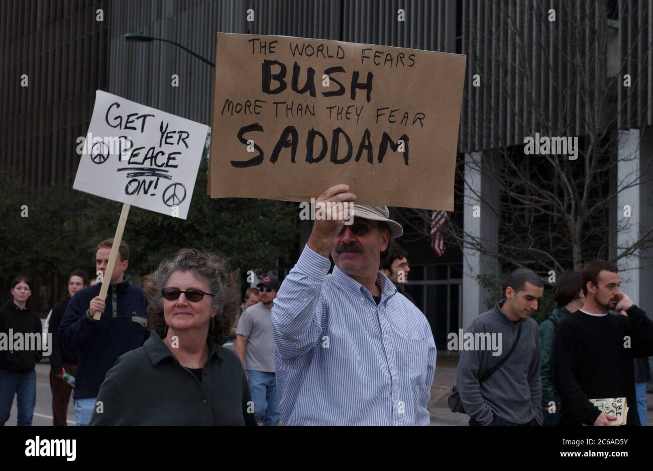 Austin, Texas États-Unis, 15 février 2003 : des manifestants anti-guerre se rassemblent dans la capitale du Texas alors que des millions de personnes se rassemblent dans le monde entier pour protester contre la guerre imminente des États-Unis contre l'Irak. Ce fut l'une des plus grandes manifestations politiques de l'histoire du Texas. Les manifestants de tous âges portaient des costumes. Il portait des panneaux de protestation faits maison et des tambours cognés, rappelant les rassemblements anti-guerre américains des années 1960 ©Bob Daemmrich Banque D'Images Austin, Texas États-Unis, 15 février 2003 : des manifestants anti-guerre se rassemblent dans la capitale du Texas alors que des millions de personnes se rassemblent dans le monde entier pour protester contre la guerre imminente des États-Unis contre l'Irak. Ce fut l'une des plus grandes manifestations politiques de l'histoire du Texas. Les manifestants de tous âges portaient des costumes. Il portait des panneaux de protestation faits maison et des tambours cognés, rappelant les rassemblements anti-guerre américains des années 1960 ©Bob Daemmrich Banque D'Images