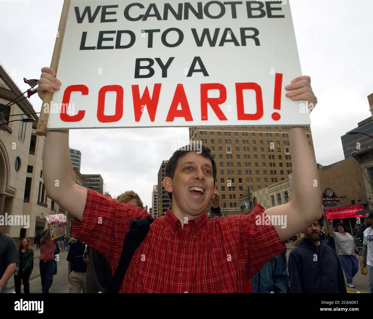 Austin, Texas États-Unis, 15 février 2003 : des manifestants anti-guerre se rassemblent dans la capitale du Texas alors que des millions de personnes se rassemblent dans le monde entier pour protester contre la guerre imminente des États-Unis contre l'Irak. Ce fut l'une des plus grandes manifestations politiques de l'histoire du Texas. Les manifestants de tous âges portaient des costumes. Il portait des panneaux de protestation faits maison et des tambours cognés, rappelant les rassemblements anti-guerre américains des années 1960 ©Bob Daemmrich Banque D'Images Austin, Texas États-Unis, 15 février 2003 : des manifestants anti-guerre se rassemblent dans la capitale du Texas alors que des millions de personnes se rassemblent dans le monde entier pour protester contre la guerre imminente des États-Unis contre l'Irak. Ce fut l'une des plus grandes manifestations politiques de l'histoire du Texas. Les manifestants de tous âges portaient des costumes. Il portait des panneaux de protestation faits maison et des tambours cognés, rappelant les rassemblements anti-guerre américains des années 1960 ©Bob Daemmrich Banque D'Images
