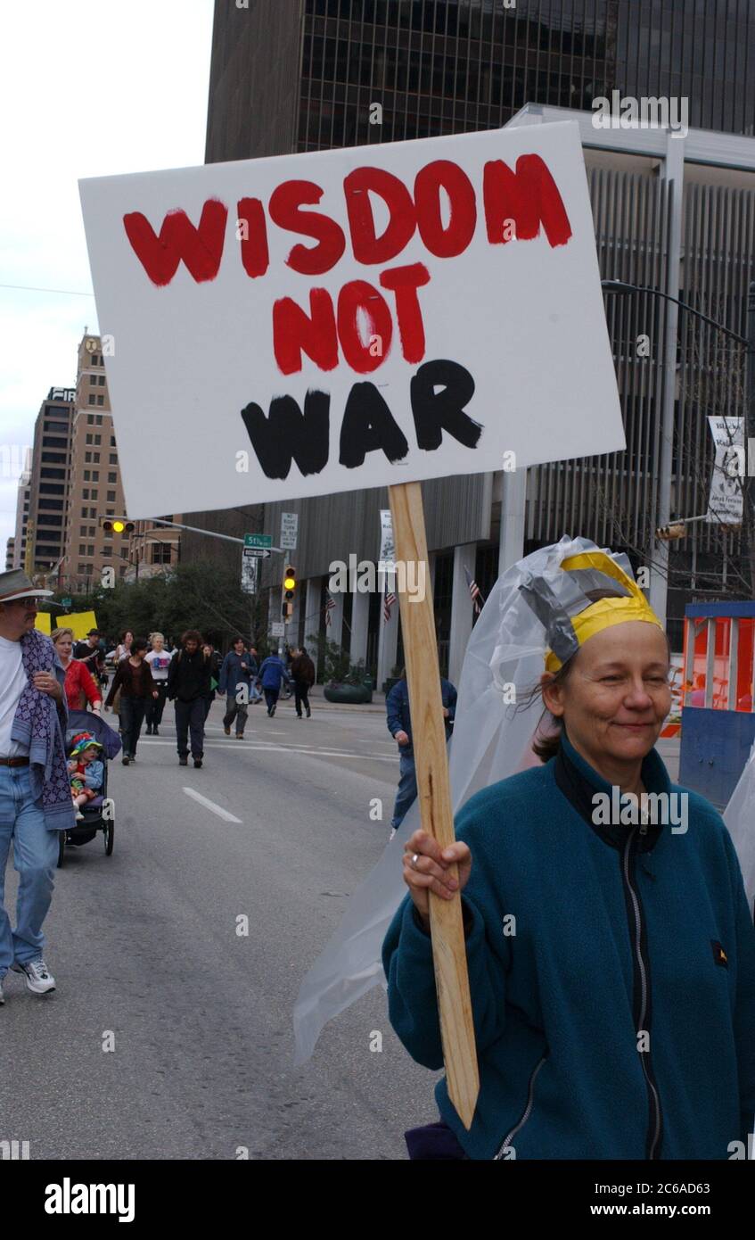 Austin, Texas États-Unis, 15 février 2003 : des manifestants anti-guerre se rassemblent dans la capitale du Texas alors que des millions de personnes se rassemblent dans le monde entier pour protester contre la guerre imminente des États-Unis contre l'Irak. Ce fut l'une des plus grandes manifestations politiques de l'histoire du Texas. Les manifestants de tous âges portaient des costumes. Il portait des panneaux de protestation faits maison et des tambours cognés, rappelant les rassemblements anti-guerre américains des années 1960 ©Bob Daemmrich Banque D'Images