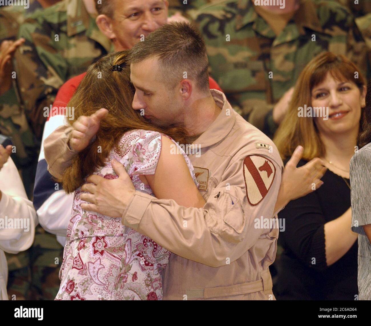 Fort Hood, Texas 19APR03:Adjudant-chef Officer2 David S. Williams, pilote d'hélicoptère, épouse Michelle, également pilote d'hélicoptère de l'Armée, lors d'une cérémonie de bienvenue à l'aérodrome de l'Armée Robert Gray alors que les deux derniers anciens prisonniers de guerre (prisonniers de guerre) de l'opération liberté irakienne rentrent à fort Hood, Texas. ©Bob Daemmrich Banque D'Images