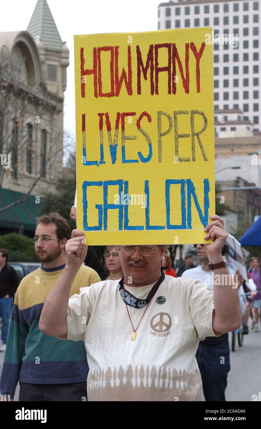 Austin, Texas États-Unis, 15 février 2003 : des manifestants anti-guerre se rassemblent dans la capitale du Texas alors que des millions de personnes se rassemblent dans le monde entier pour protester contre la guerre imminente des États-Unis contre l'Irak. Ce fut l'une des plus grandes manifestations politiques de l'histoire du Texas. Les manifestants de tous âges portaient des costumes. Il portait des panneaux de protestation faits maison et des tambours cognés, rappelant les rassemblements anti-guerre américains des années 1960 ©Bob Daemmrich Banque D'Images Austin, Texas États-Unis, 15 février 2003 : des manifestants anti-guerre se rassemblent dans la capitale du Texas alors que des millions de personnes se rassemblent dans le monde entier pour protester contre la guerre imminente des États-Unis contre l'Irak. Ce fut l'une des plus grandes manifestations politiques de l'histoire du Texas. Les manifestants de tous âges portaient des costumes. Il portait des panneaux de protestation faits maison et des tambours cognés, rappelant les rassemblements anti-guerre américains des années 1960 ©Bob Daemmrich Banque D'Images