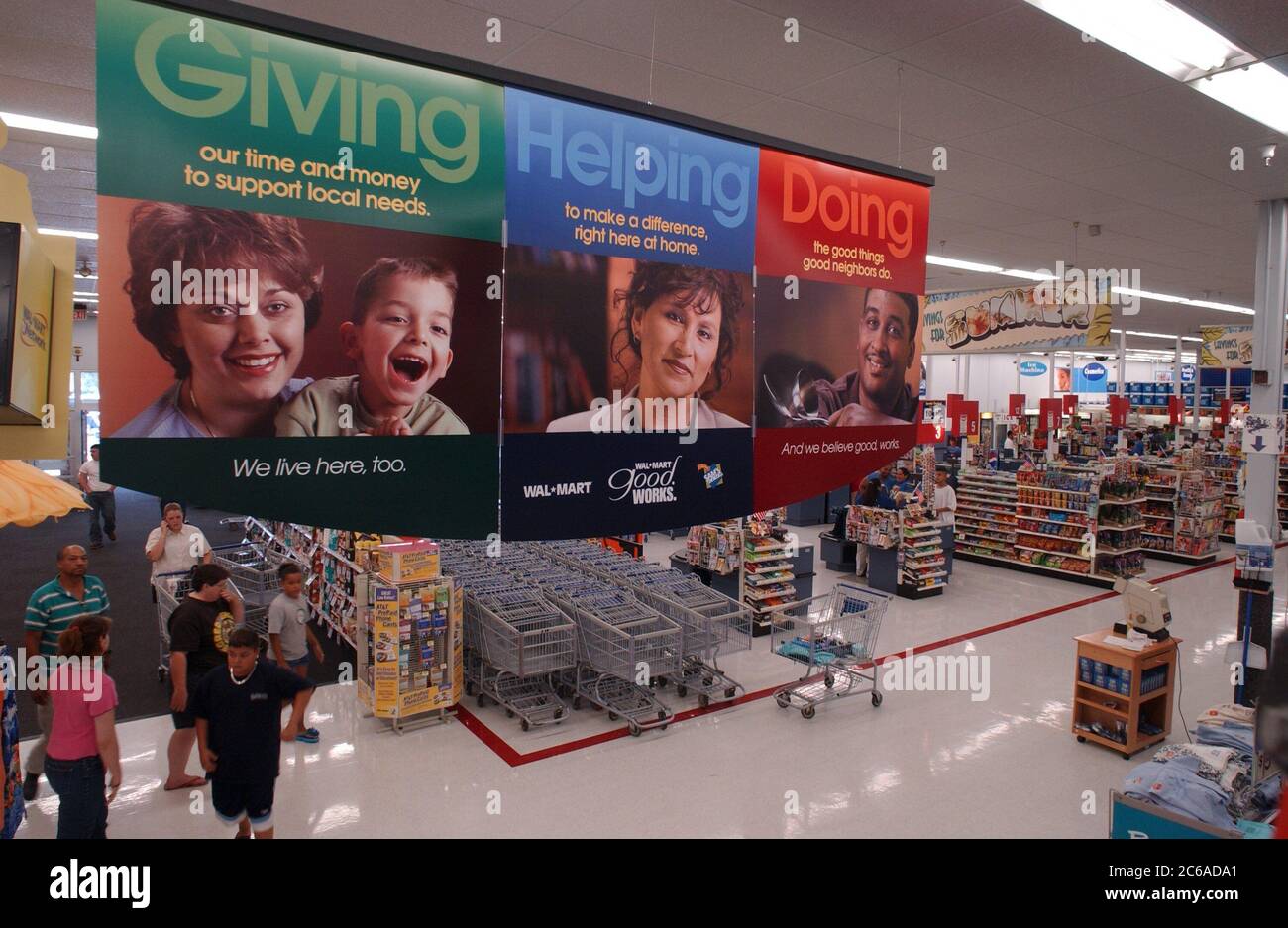 Austin, Texas, États-Unis, 11 juillet 2003 : intérieur du magasin Wal-Mart montrant des bannières annonçant les contributions de l'entreprise aux organisations caritatives locales. ©Bob Daemmrich Banque D'Images