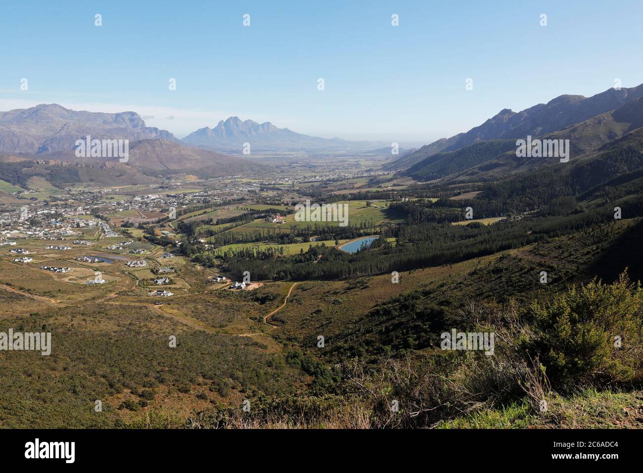 Vue sur la vallée de Franschhoek depuis le col de Franschhoek, Cape Winelands, province du Cap-Occidental, Afrique du Sud. Banque D'Images