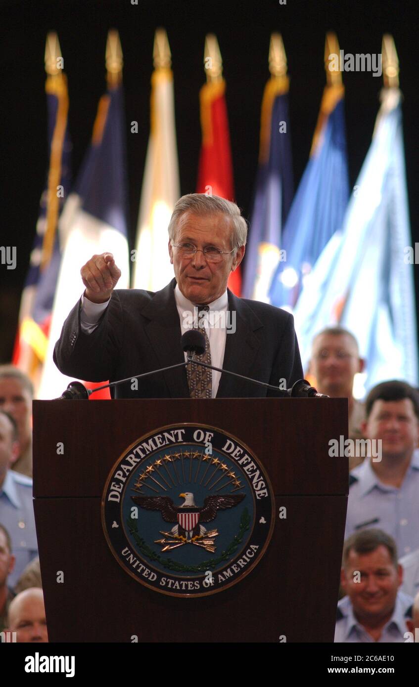 San Antonio, Texas États-Unis, 25 août 2003 : le secrétaire à la Défense Donald Rumsfeld tient une séance de questions-réponses de style Town-hall avec environ 3 000 soldats du Texas dans un hangar à la base aérienne de Lackland, disant aux troupes que les commandants américains disent avoir assez de troupes pour combattre les attaques de guérilla en Irak. Rumsfeld a répondu aux questions pendant environ une heure après avoir visité la base. ©Bob Daemmrich Banque D'Images