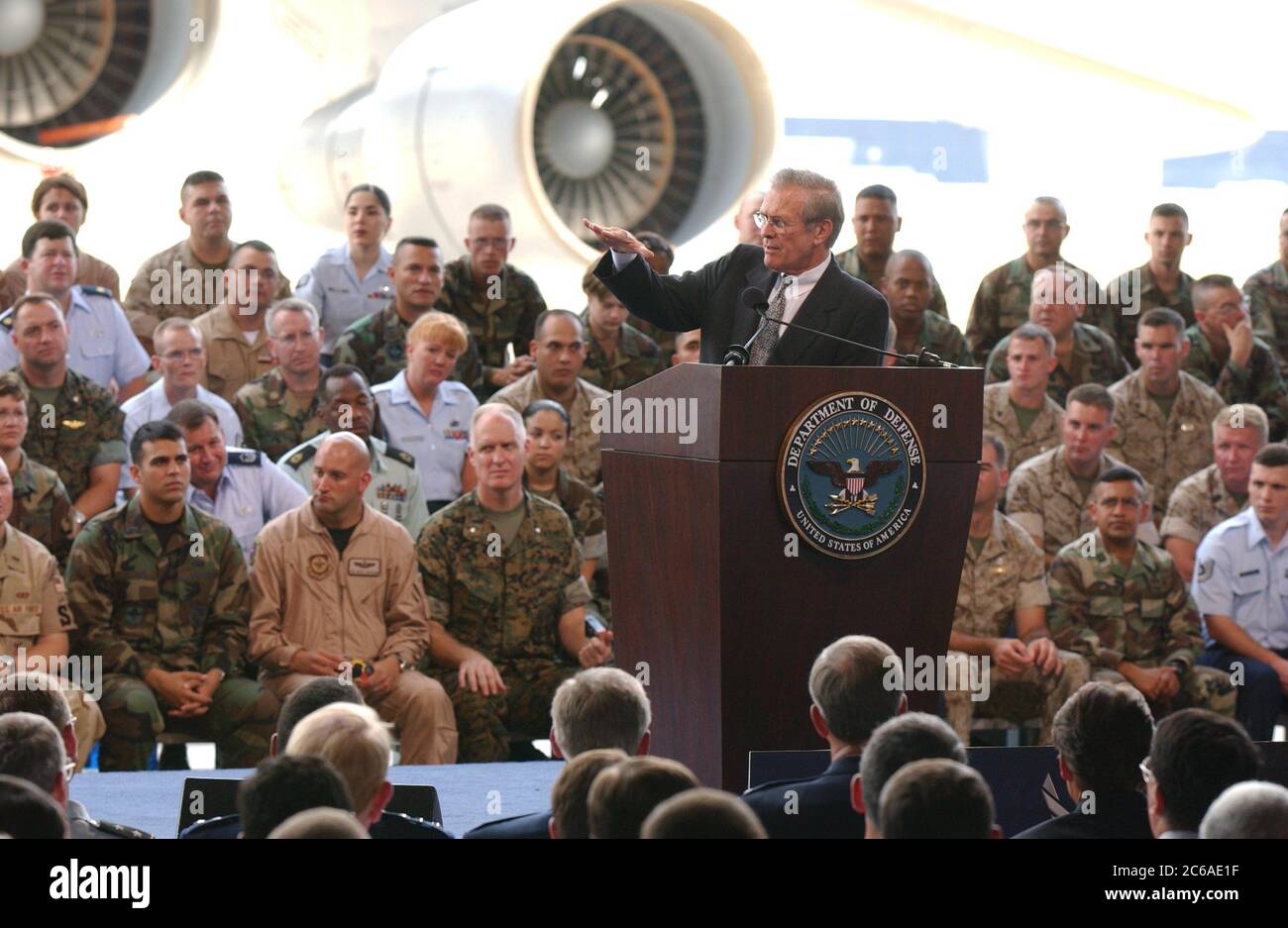 San Antonio, Texas États-Unis, 25 août 2003 : le secrétaire à la Défense Donald Rumsfeld tient une séance de questions-réponses de style Town-hall avec environ 3 000 soldats du Texas dans un hangar à la base aérienne de Lackland, disant aux troupes que les commandants américains disent avoir assez de troupes pour combattre les attaques de guérilla en Irak. Rumsfeld a répondu aux questions pendant environ une heure après avoir visité la base. ©Bob Daemmrich Banque D'Images