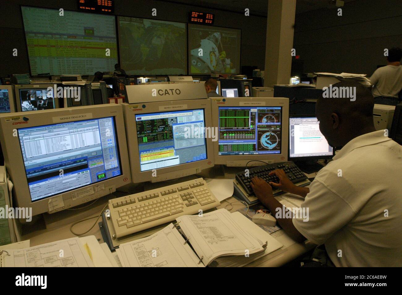 Houston Texas États-Unis, 18 septembre 2003 : un homme noir travaille au Centre de contrôle de mission (MCC) de secours où les directeurs de vol de la NASA sont formés à la préparation aux missions. ©Bob Daemmrich Banque D'Images