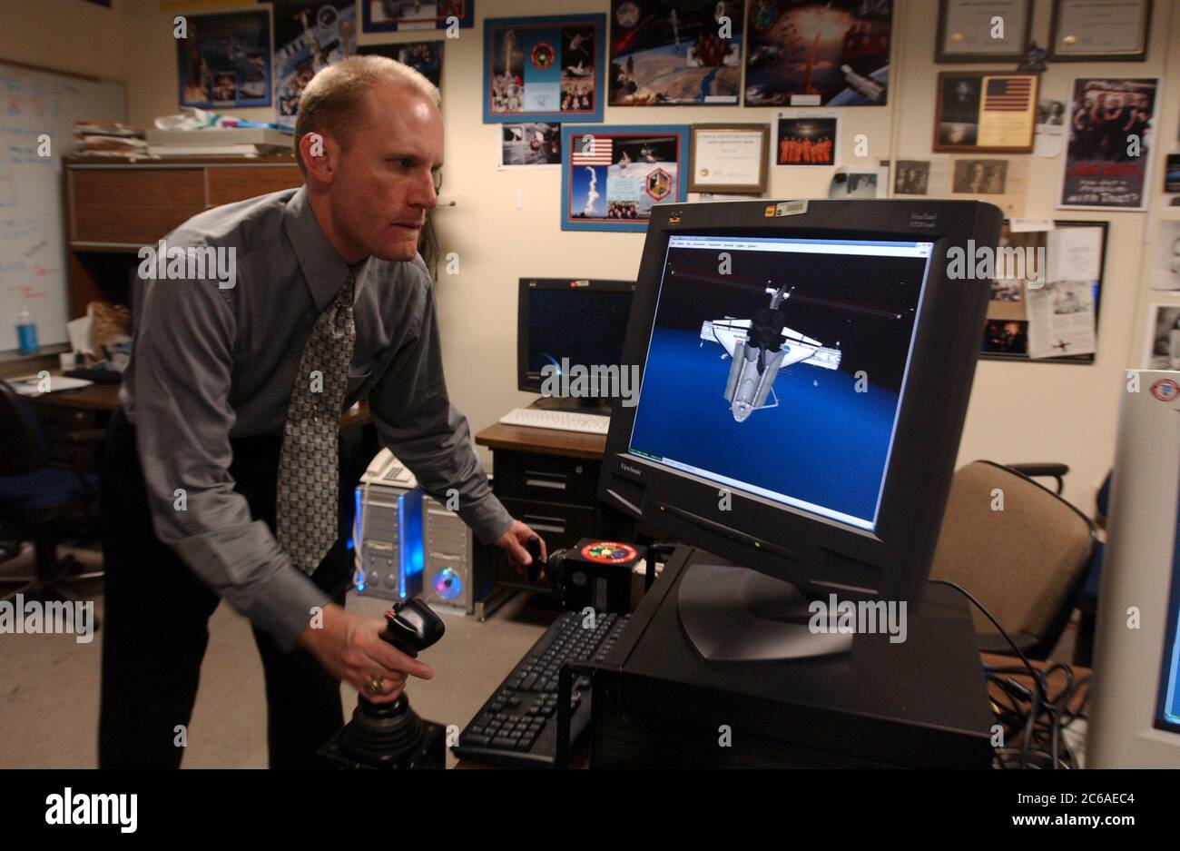 Houston, Texas, États-Unis, 18 septembre 2003 : Michael Wright présente un programme informatique de réalité virtuelle (VR) qui simule l'amarrage de la Station spatiale internationale (ISS) et de la navette spatiale. ©Bob Daemmrich Banque D'Images