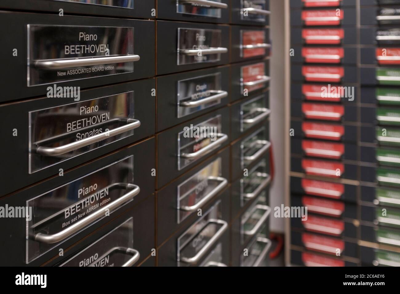 Partitions et manuscrits de musique stockés dans les noyers dans la librairie-sélective focus Banque D'Images