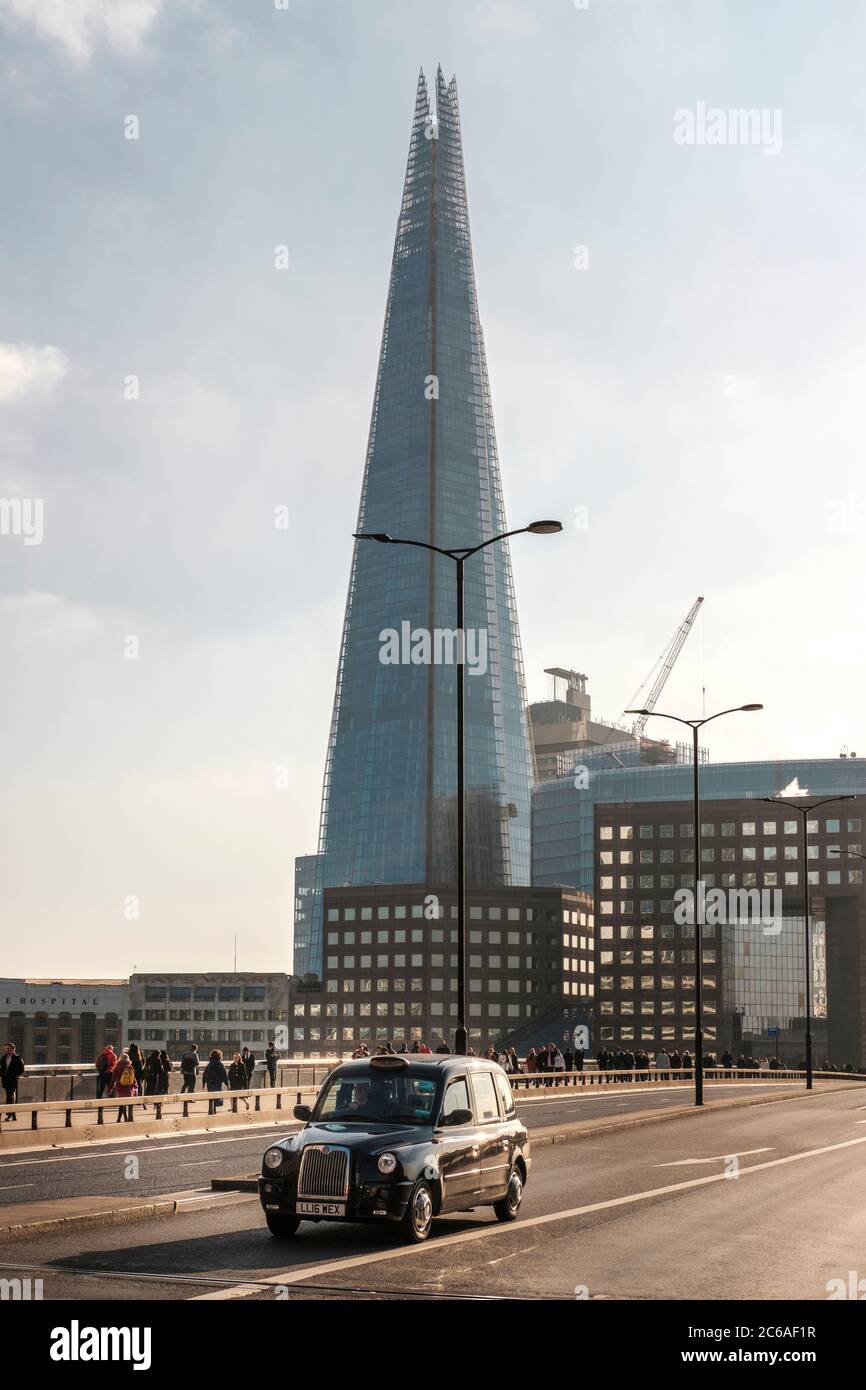 London Bridge, Black London Cab, London, Angleterre Banque D'Images