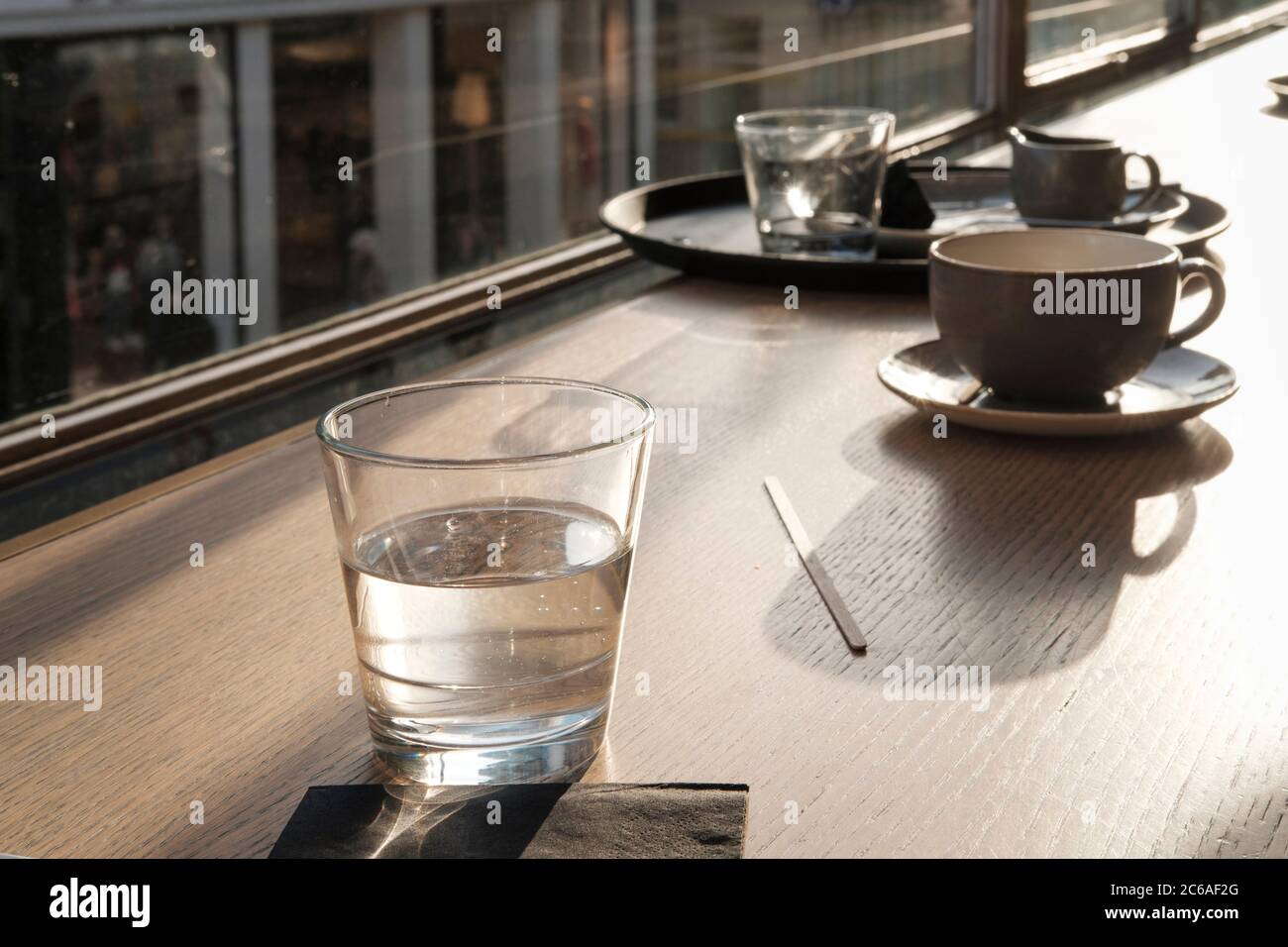 Verre d'eau, café, Londres, Royaume-Uni Banque D'Images