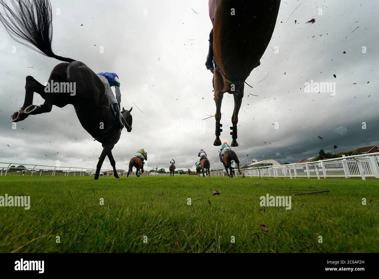 Une vue générale tandis que les coureurs se délacerent d'une clôture pendant les Play LOW6 Picks à low6.com novicess' handicap Chase à l'hippodrome de Stratford-on-Avon. Banque D'Images