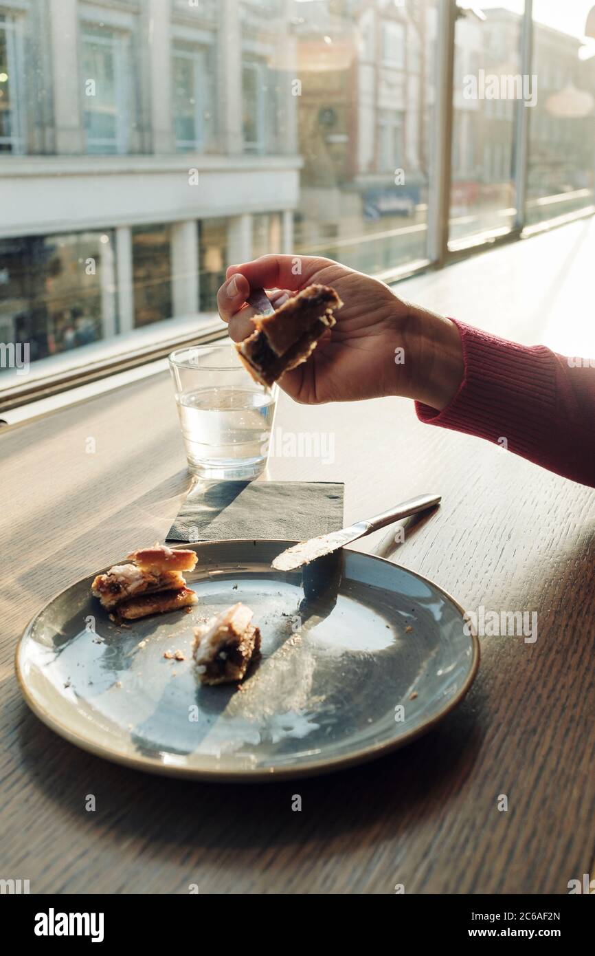 Petit déjeuner au café - pâtisserie danoise dans un café, Londres, Angleterre Banque D'Images